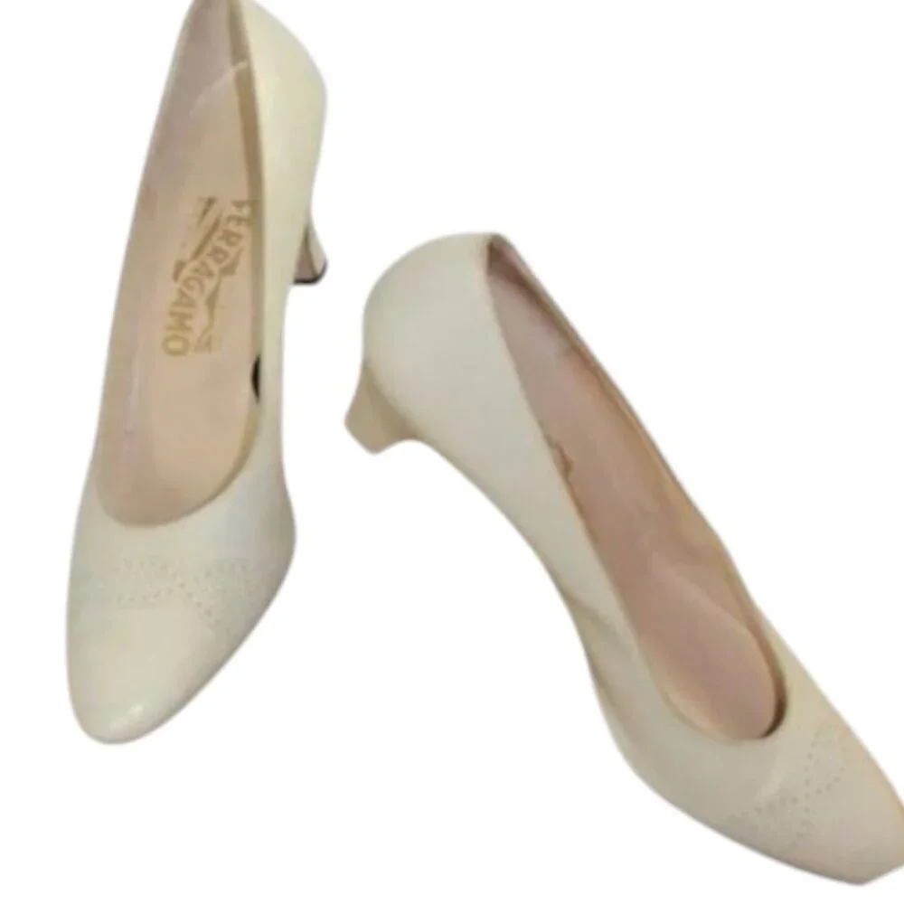 Salvatore Ferragamo Made in Italy Cream Classic Leather Pump, Size 10